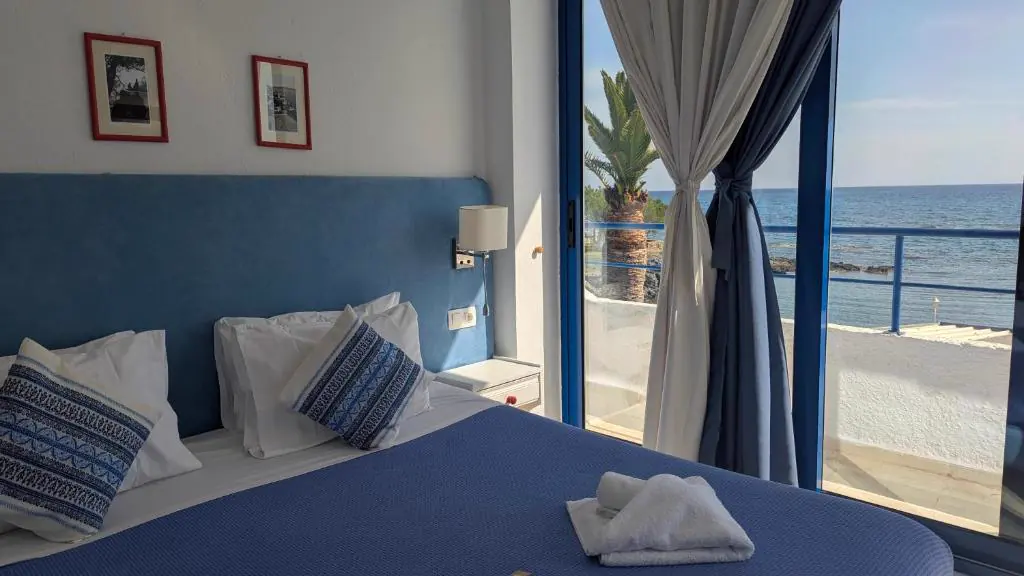 Ein helles Zimmer mit Balkon und Blick aufs Meer