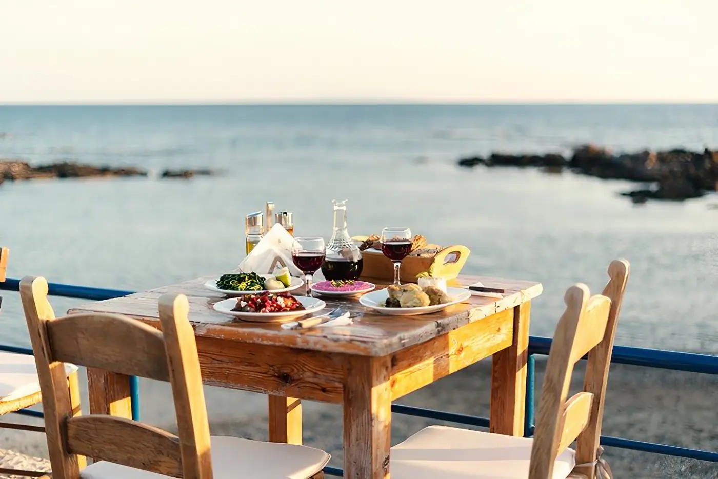 Ein gedeckter Tisch auf einem Balkon am Meer